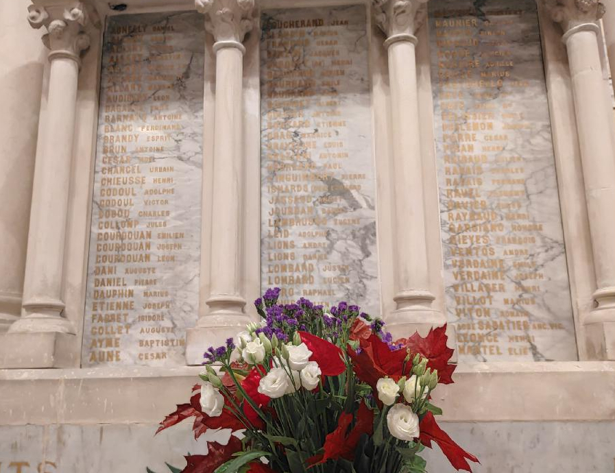 Le monument aux morts de la collégiale, fleuri en ce 11 novembre 2020 monument
